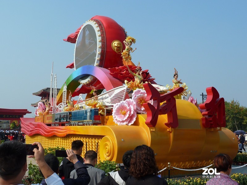 松下ZS7外出旅游很实用，成像清晰，12倍变焦收放自如，便携皮实。