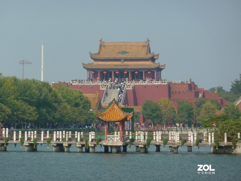 松下ZS7外出旅游很实用，成像清晰，12倍变焦收放自如，便携皮实。