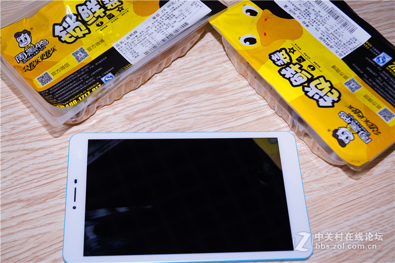 送2盒周黑鸭与G808 3G八核给恶魔老妹当开学礼物