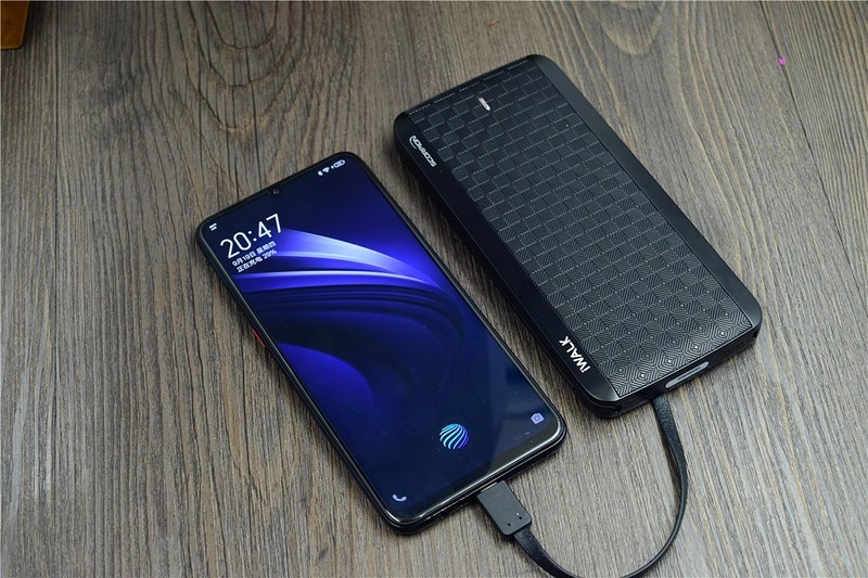 自带三线输出，从此充电不用线：iWALK魔蝎12000X移动电源评测!