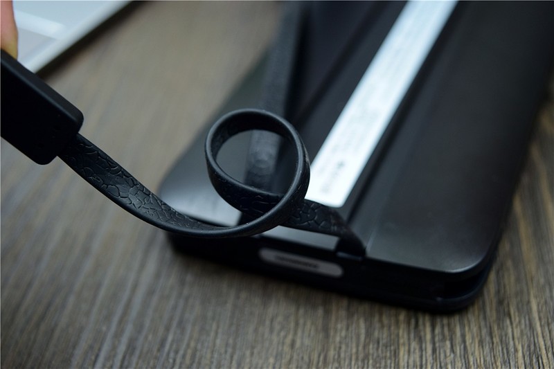 自带三线输出，从此充电不用线：iWALK魔蝎12000X移动电源评测!