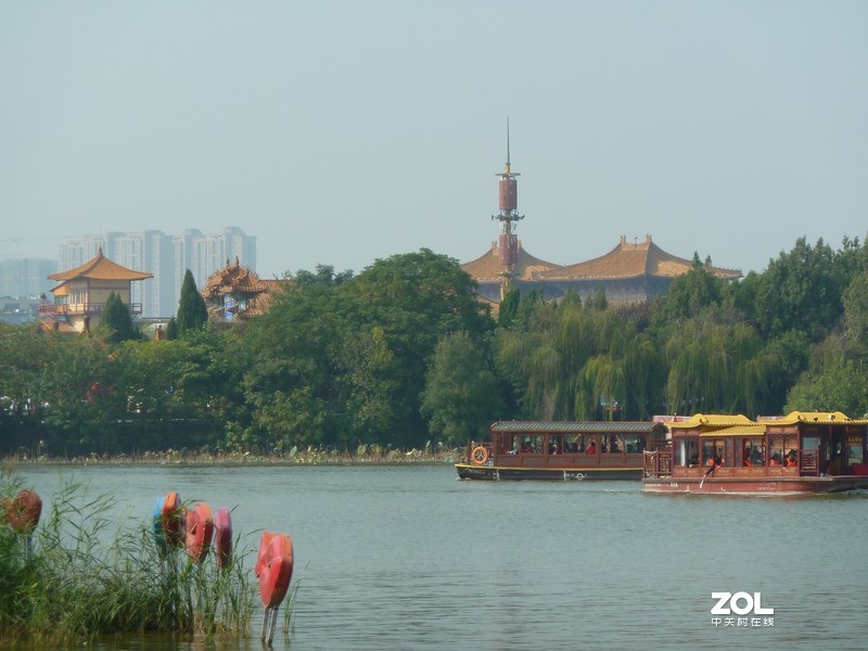 松下ZS7外出旅游很实用，成像清晰，12倍变焦收放自如，便携皮实。