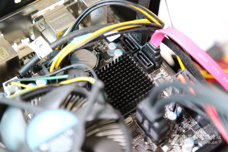 ITX小主机升级 GTX960 超长卡 机箱给力居然塞进去了。