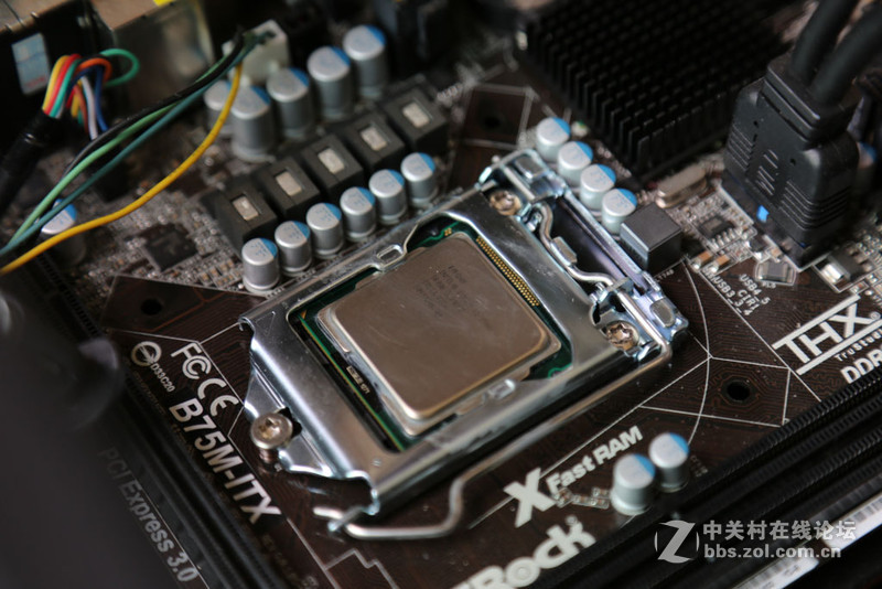 ITX小主机升级 GTX960 超长卡 机箱给力居然塞进去了。