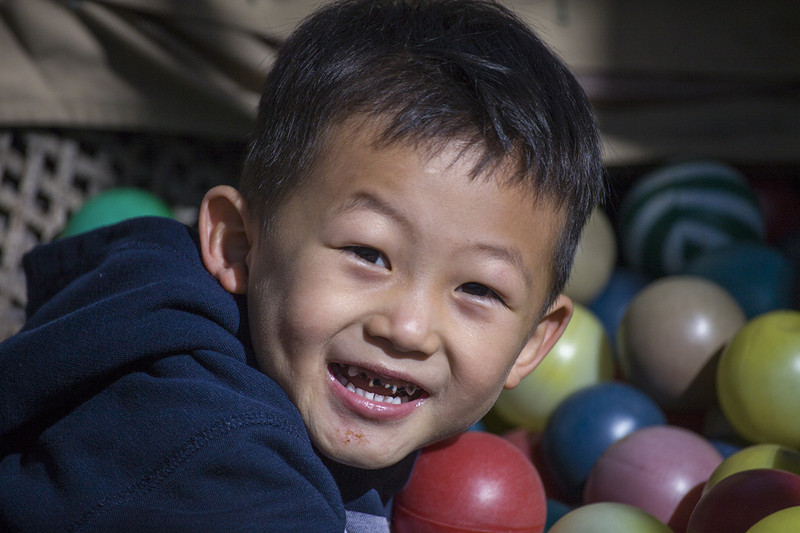 孩子们的笑脸像花一样