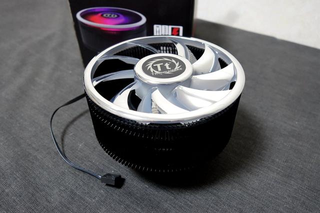 又一款高颜值的RGB下压式散热，Tt飓风散热器上手