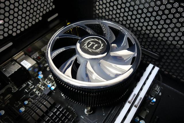 又一款高颜值的RGB下压式散热，Tt飓风散热器上手