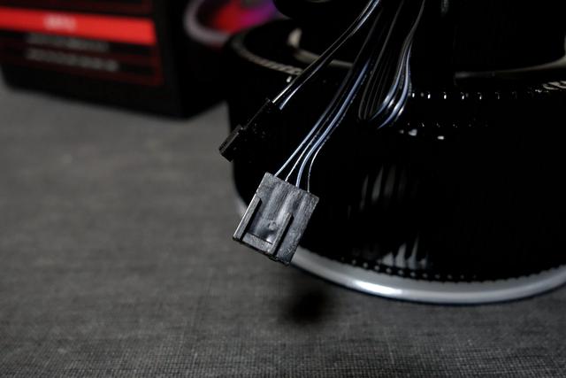 又一款高颜值的RGB下压式散热，Tt飓风散热器上手