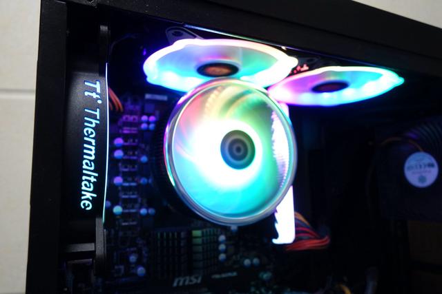 又一款高颜值的RGB下压式散热，Tt飓风散热器上手