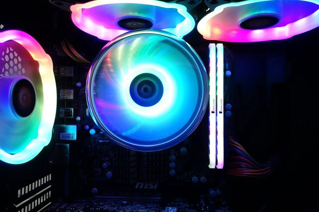 又一款高颜值的RGB下压式散热，Tt飓风散热器上手