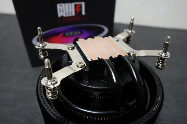 又一款高颜值的RGB下压式散热，Tt飓风散热器上手