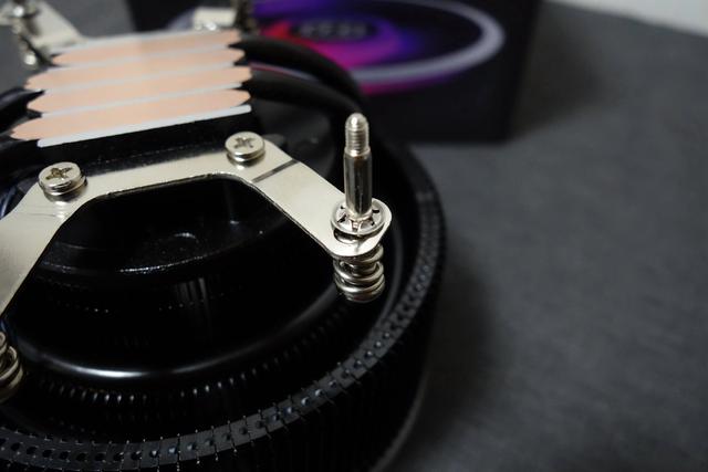 又一款高颜值的RGB下压式散热，Tt飓风散热器上手