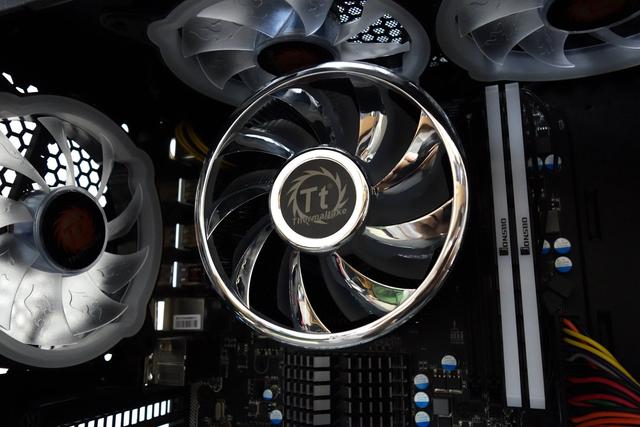 又一款高颜值的RGB下压式散热，Tt飓风散热器上手