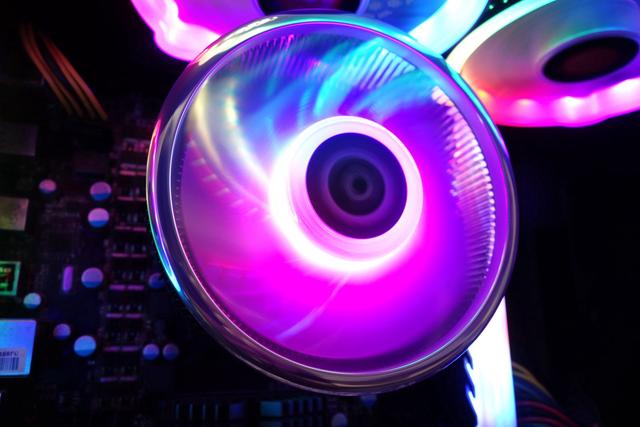 又一款高颜值的RGB下压式散热，Tt飓风散热器上手