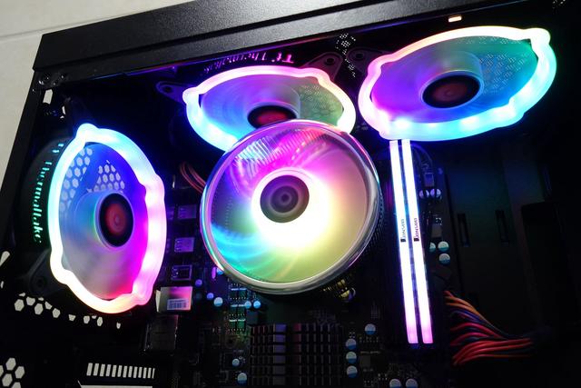 又一款高颜值的RGB下压式散热，Tt飓风散热器上手