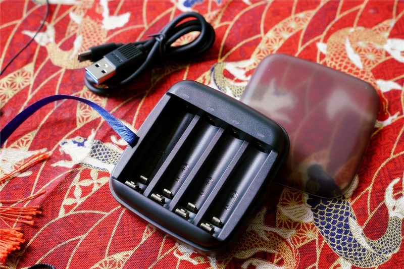 生活实用型数码产品：XTAR BC4充电器+小夜灯+充电电池评测