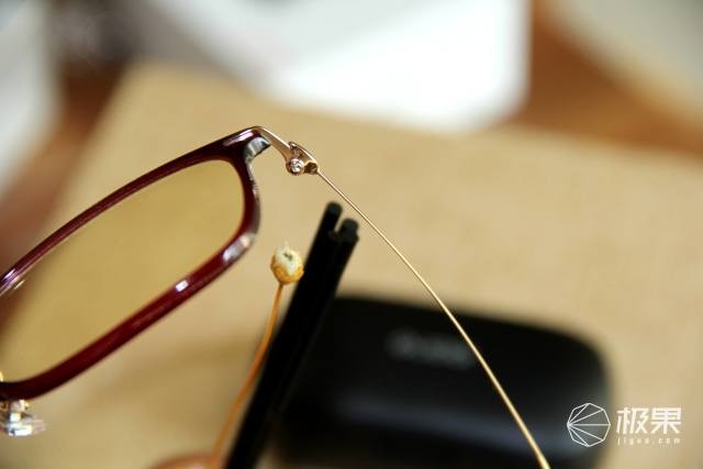 从现在开始防蓝光，这款双重阻隔技术的眼镜，颜值还贼高！
