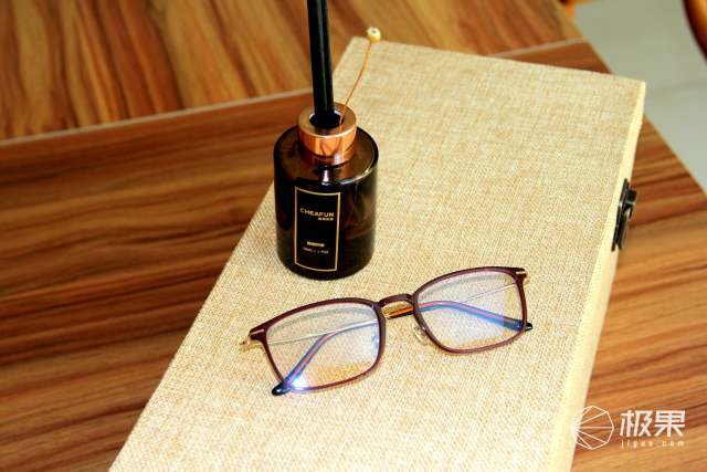 从现在开始防蓝光，这款双重阻隔技术的眼镜，颜值还贼高！