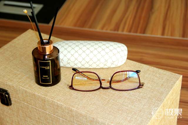 从现在开始防蓝光，这款双重阻隔技术的眼镜，颜值还贼高！