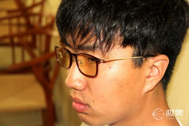 从现在开始防蓝光，这款双重阻隔技术的眼镜，颜值还贼高！