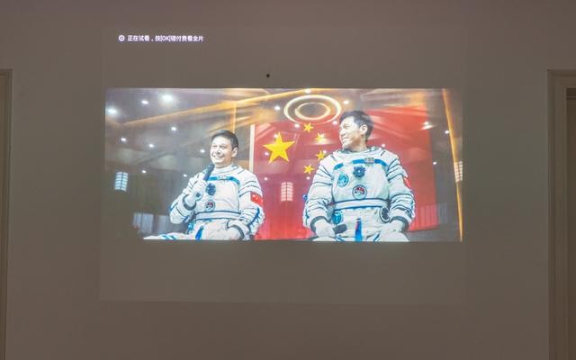 投影仪买了就后悔？别错过这款实用型无线投影仪