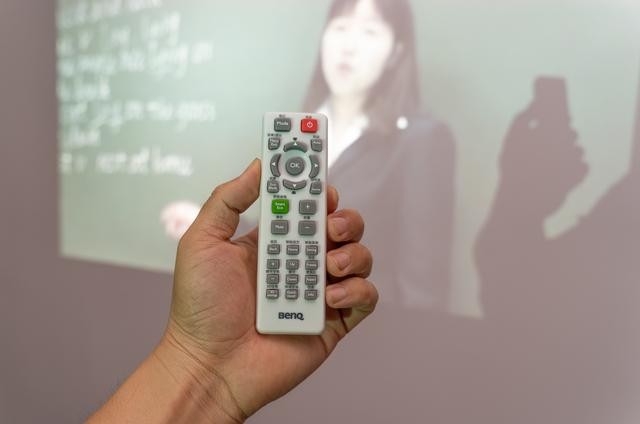 投影仪买了就后悔？别错过这款实用型无线投影仪