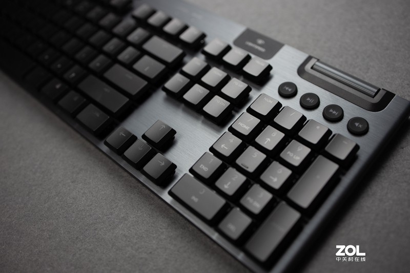 将近2000入手一个游戏键盘，价格不便宜玩起来真香
