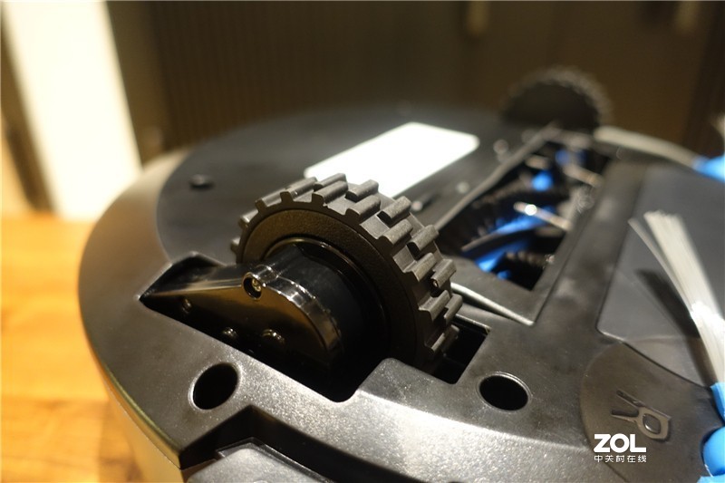 这款扫地机可以和小爱同学连接，实现语音指令控制，特别的棒