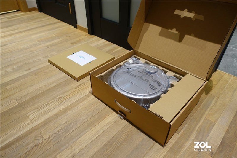 这款扫地机可以和小爱同学连接，实现语音指令控制，特别的棒