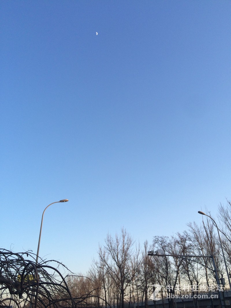 一轮月牙