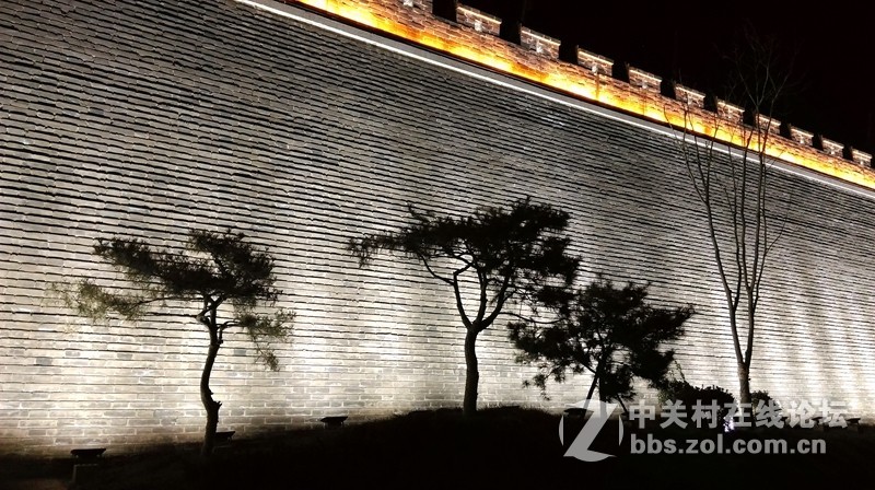 看我HTCE8的夜拍效果--刚才用新的注册名发的，现在改回来(版主见谅)