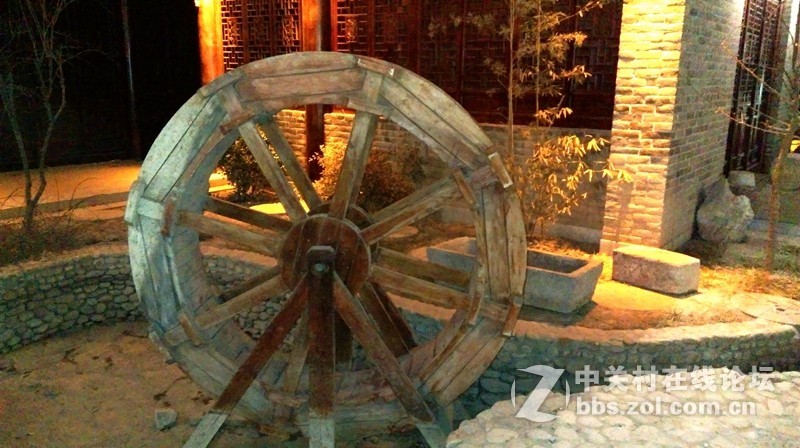 看我HTCE8的夜拍效果--刚才用新的注册名发的，现在改回来(版主见谅)