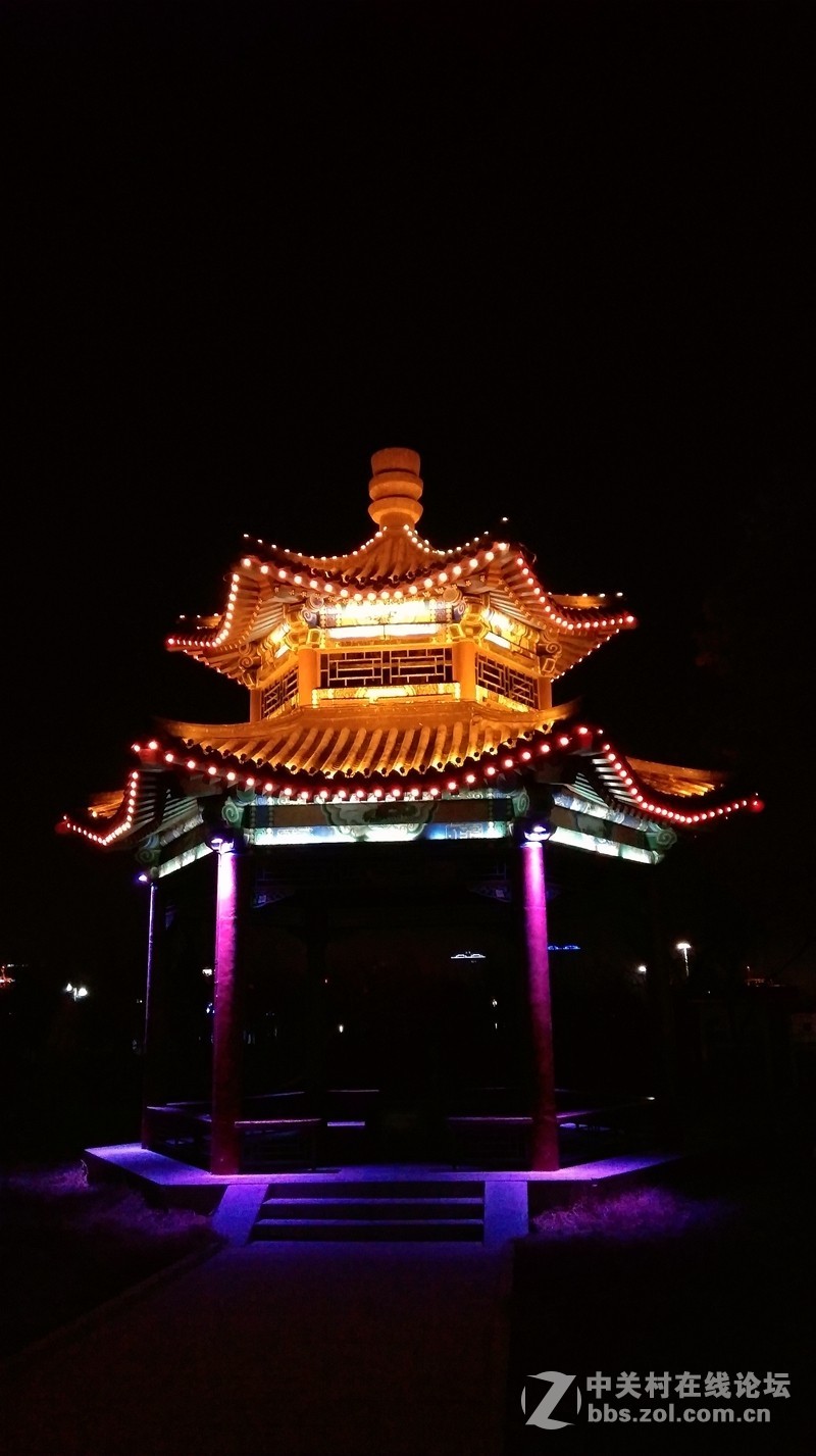 看我HTCE8的夜拍效果--刚才用新的注册名发的，现在改回来(版主见谅)