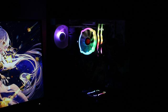 全金属机身设计，钢化侧透内部空间充足，显卡可横竖放置