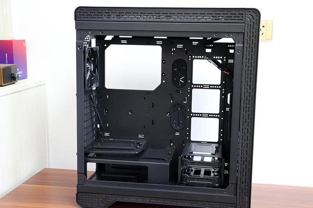 全金属机身设计，钢化侧透内部空间充足，显卡可横竖放置