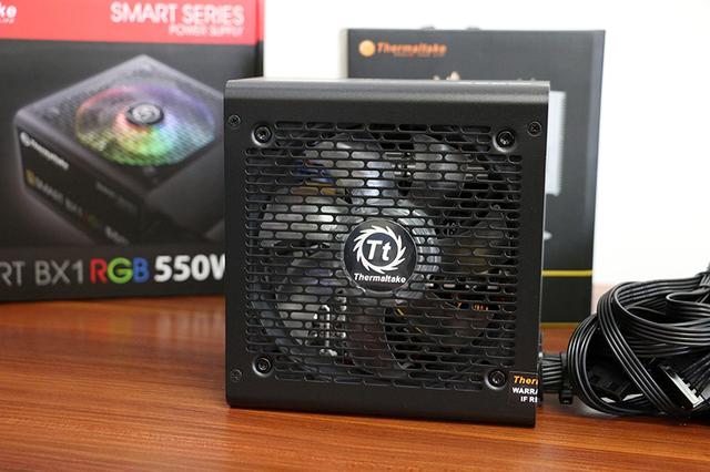 全金属机身设计，钢化侧透内部空间充足，显卡可横竖放置