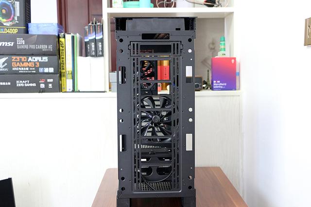 全金属机身设计，钢化侧透内部空间充足，显卡可横竖放置