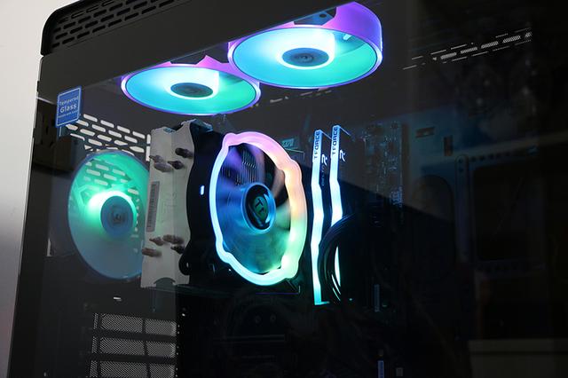 全金属机身设计，钢化侧透内部空间充足，显卡可横竖放置