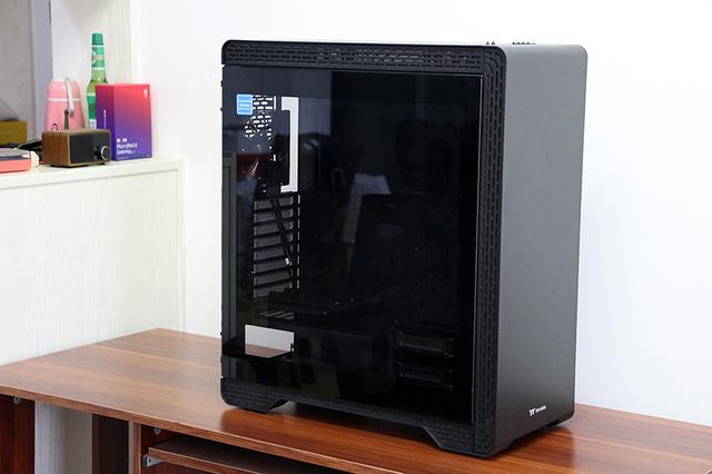 全金属机身设计，钢化侧透内部空间充足，显卡可横竖放置