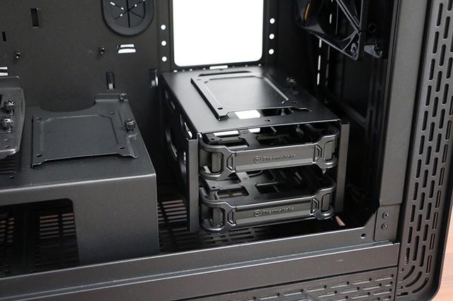 全金属机身设计，钢化侧透内部空间充足，显卡可横竖放置