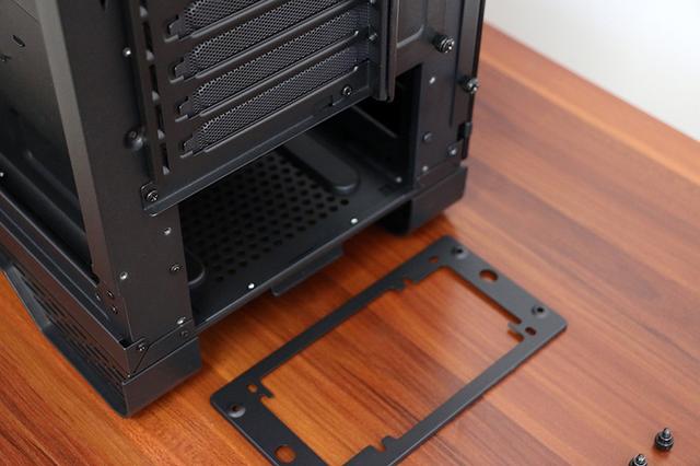 全金属机身设计，钢化侧透内部空间充足，显卡可横竖放置