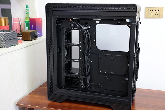 全金属机身设计，钢化侧透内部空间充足，显卡可横竖放置