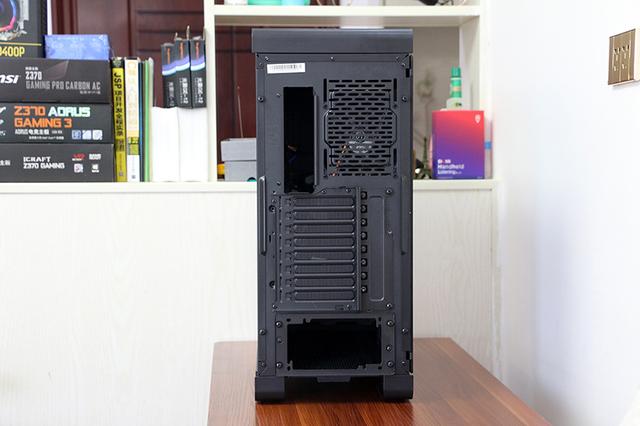 全金属机身设计，钢化侧透内部空间充足，显卡可横竖放置