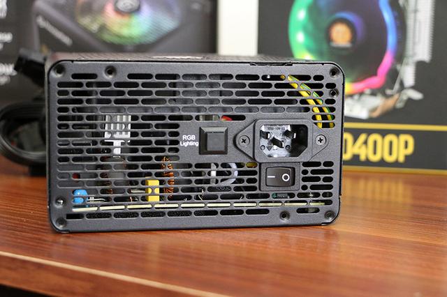 全金属机身设计，钢化侧透内部空间充足，显卡可横竖放置