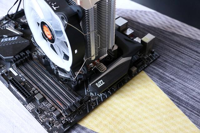 全金属机身设计，钢化侧透内部空间充足，显卡可横竖放置