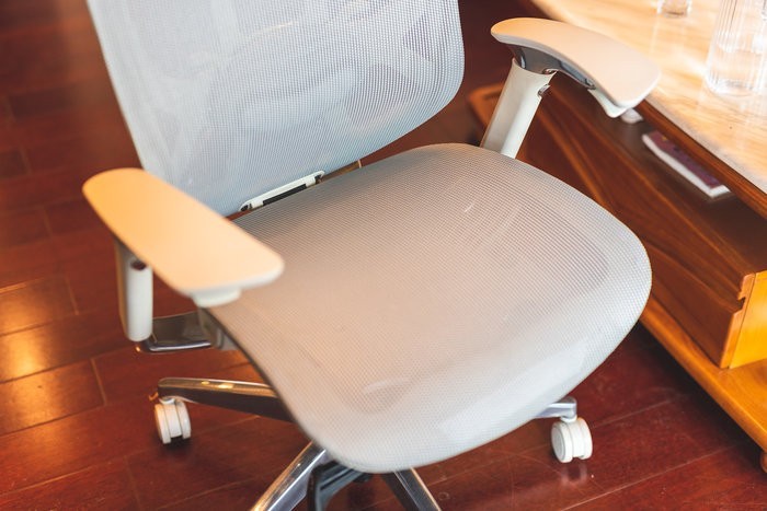 体验感受一把可以滑翔的办公椅