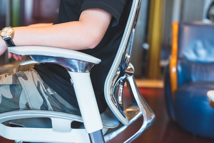 体验感受一把可以滑翔的办公椅