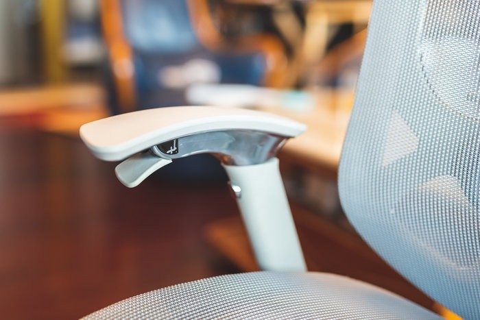 体验感受一把可以滑翔的办公椅