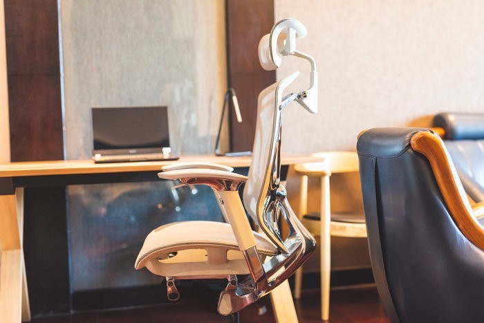 体验感受一把可以滑翔的办公椅