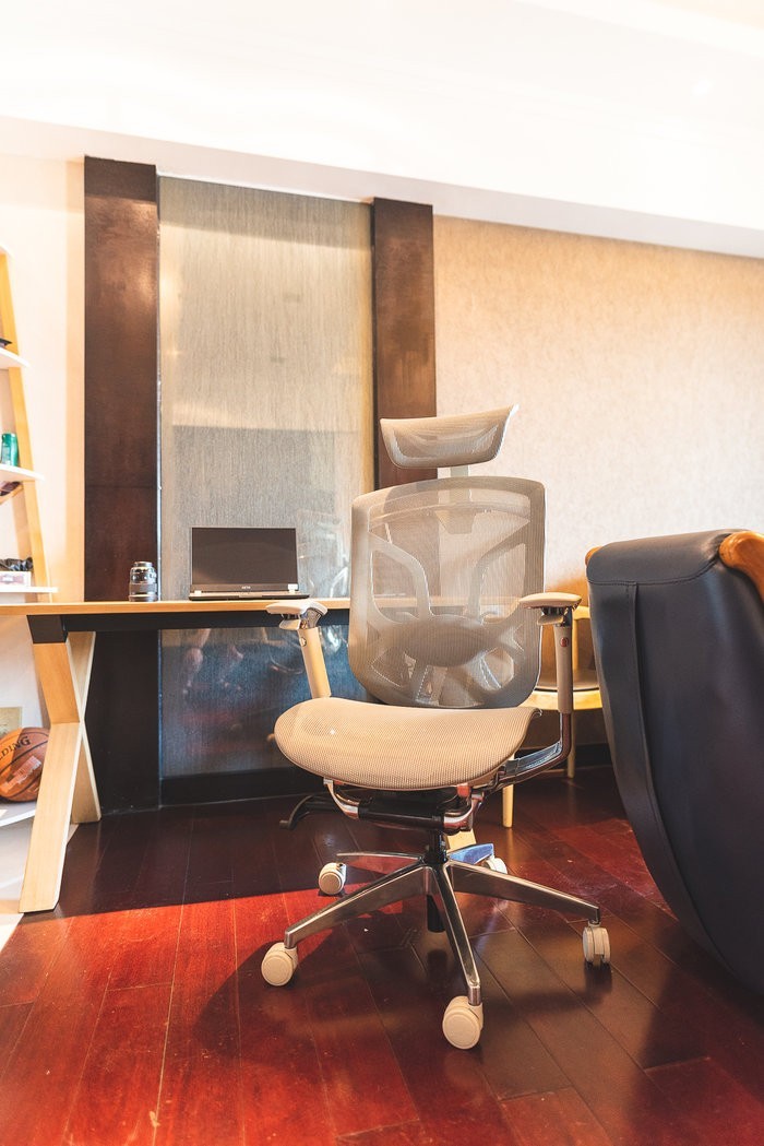 体验感受一把可以滑翔的办公椅